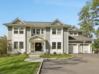 Gorgeous Colonial Home in Ideal Location