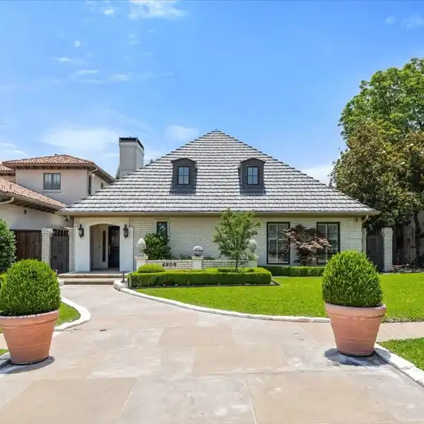 BEAUTIFUL RIVERCREST TOWNHOME