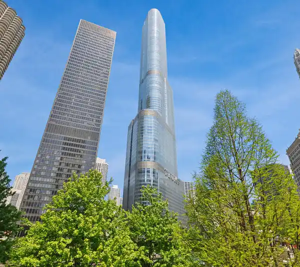 SOPHISTICATED LIVING ABOVE CHICAGO’S BEST ATTRACTIONS