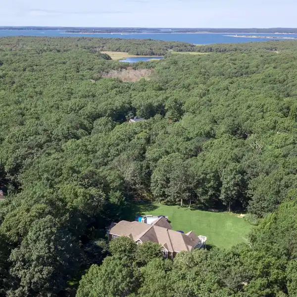 BEAUTIFUL TRADITIONAL HOME IN LOVELY WOODLAND SETTING