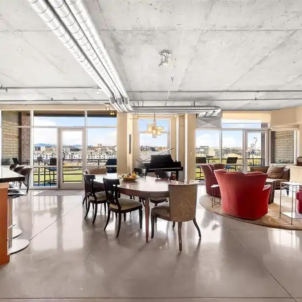 EXCEPTIONAL PARK PLACE LOFT