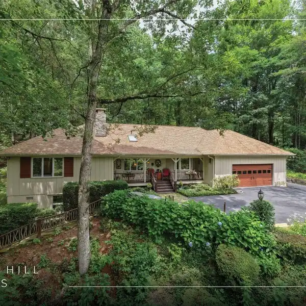 CLASSIC SINGLE-LEVEL HOME IN DESIRABLE ROUND HILL ESTATES