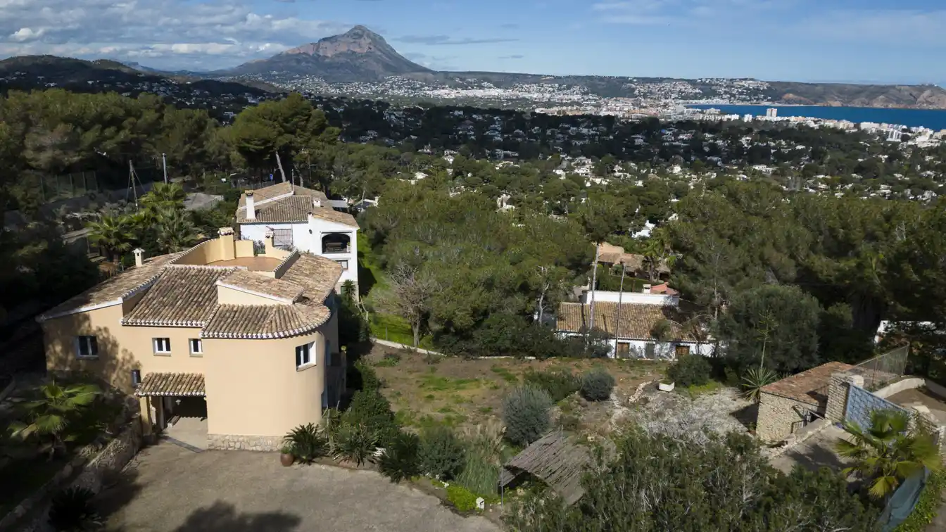 Large Villa with Fantastic Bay Views
