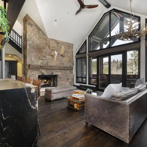 BEAUTIFULLY UPDATED PENTHOUSE AT SNOW CLOUD