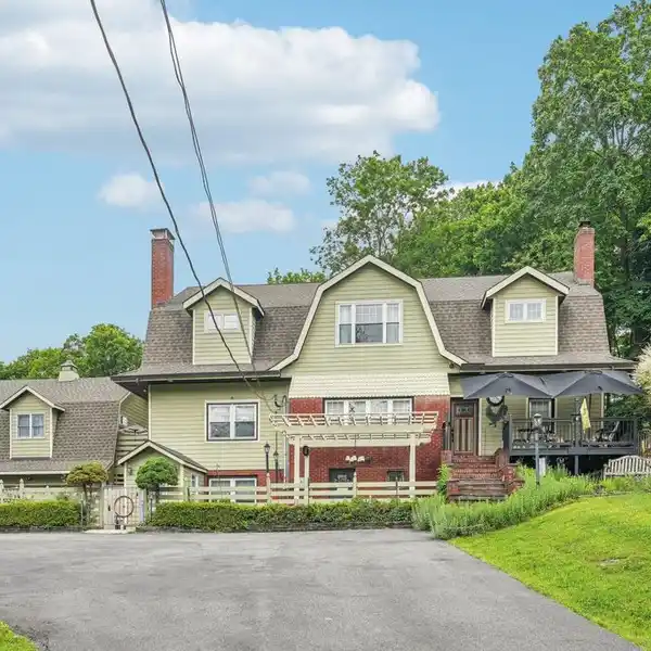 UNIQUE FARMHOUSE WITH ART STUDIO