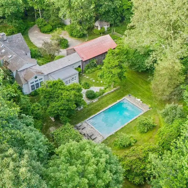 ANTIQUE ELEGANCE MEETS PRIVATE ESTATE LIVING
