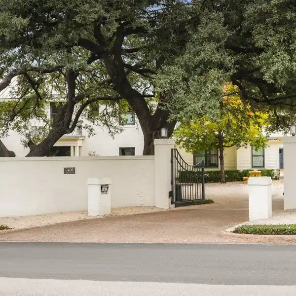 REMARKABLE 1939 RESIDENCE IN OLD ENFIELD