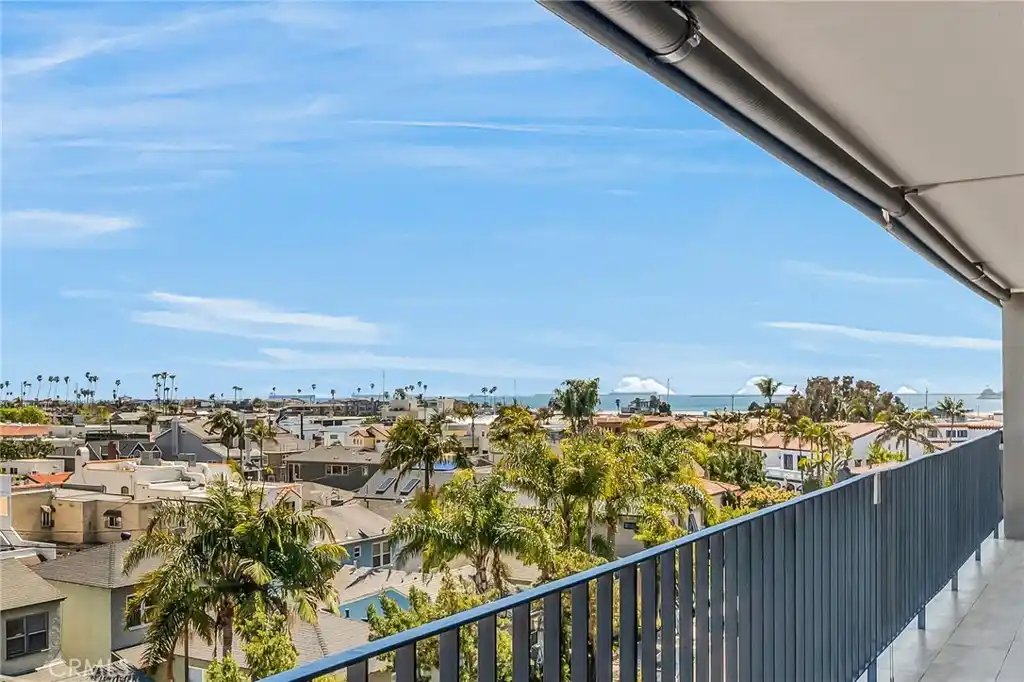 Gorgeous Turnkey Condo