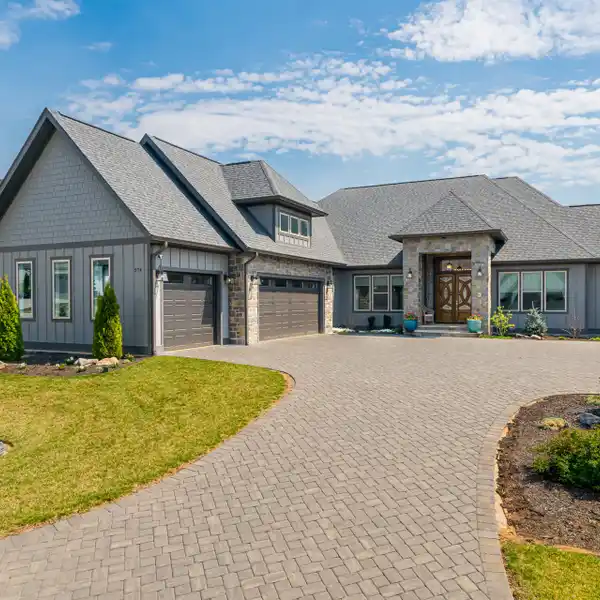 LUXURY AND EASY ONE-LEVEL LIVING