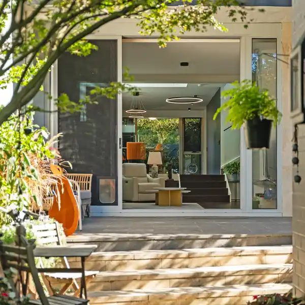 A TESTAMENT TO 1980S BUILDING QUALITY AND MODERN LIVING