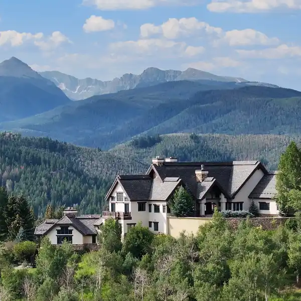 PREMIER SETTING WITH 360-DEGREE VIEWS