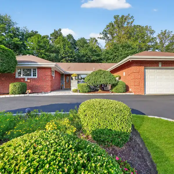 LUXURY LIVING IN LAKE ISLE COMMUNITY