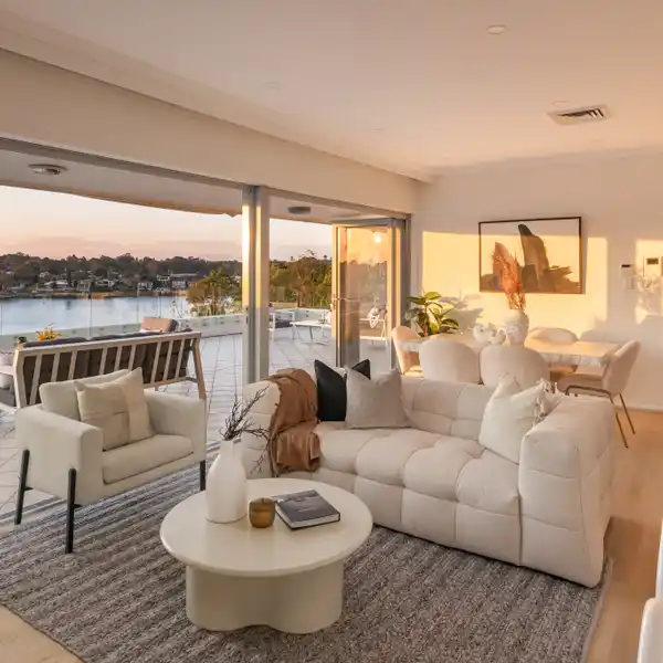 TOP-FLOOR APARTMENT IN ACCLAIMED RIVIERA