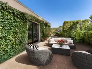 Penthouse Flat in the Sought-after Florissant District
