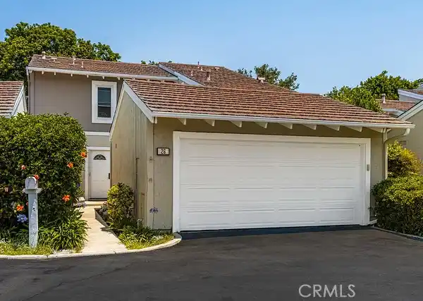 BEAUTIFULLY MAINTAINED 2-STORY TOWNHOUSE