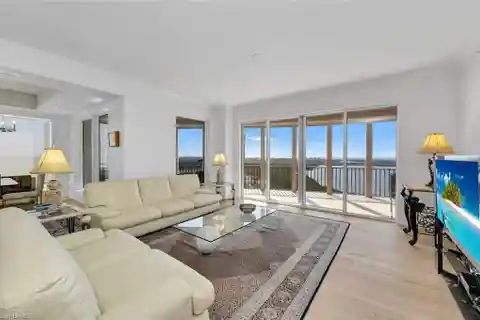 Bright and Sunny High-floor Three Bedroom Residence