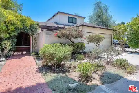 Comfort and Style in Sought-After Sunkist Park