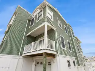 Fully Furnished Townhouse Between the Bay and the Beach