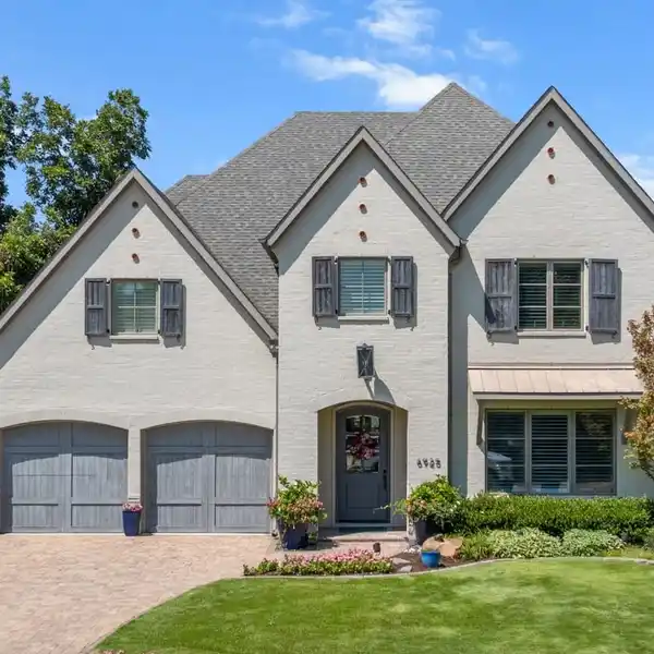 LAKEWOOD GEM WITH SUNLIT LIVING ROOM AND BACKYARD OASIS