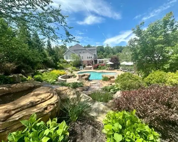 SPRAWLING CUL-DE-SAC ESTATE
