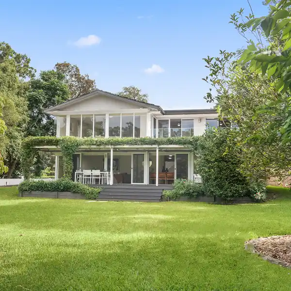 VERSATILE RESIDENCE ON FIVE ACRES