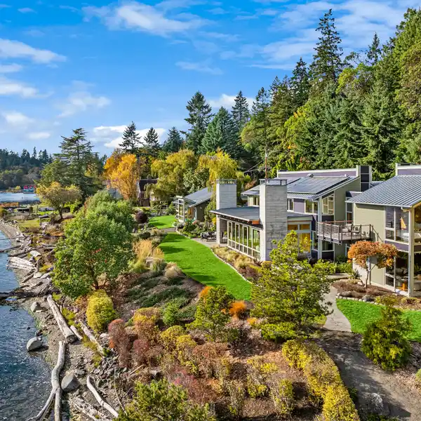 ARCHITECTURAL MASTERPIECE AT WATER'S EDGE