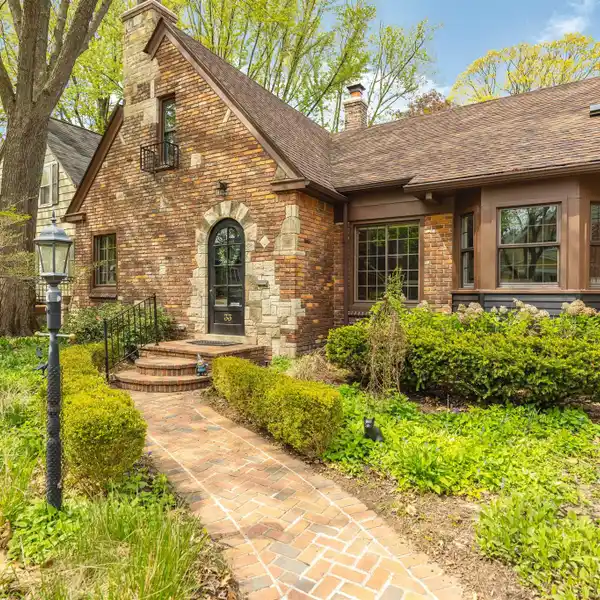 PLEASANT RIDGE CHARM MEETS MODERN ELEGANCE