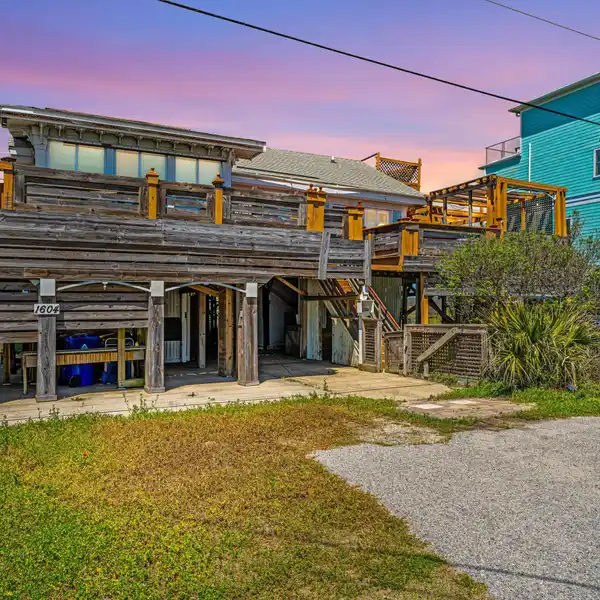 CHARMING COASTAL HOME