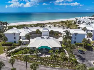 Luxurious Top-Floor Gulf-View Condominium