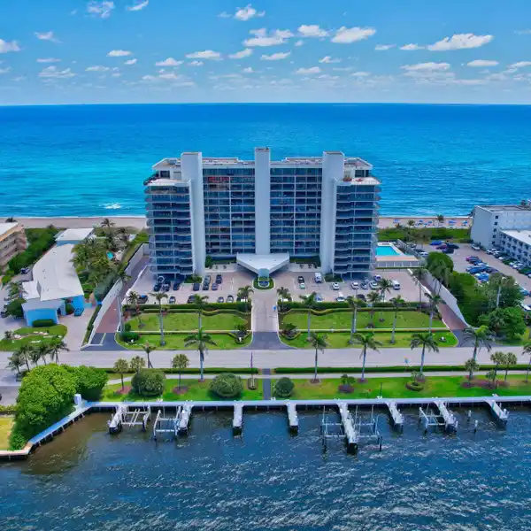 CONTEMPORARY MASTERPIECE WITH SPECTACULAR OCEAN VIEWS