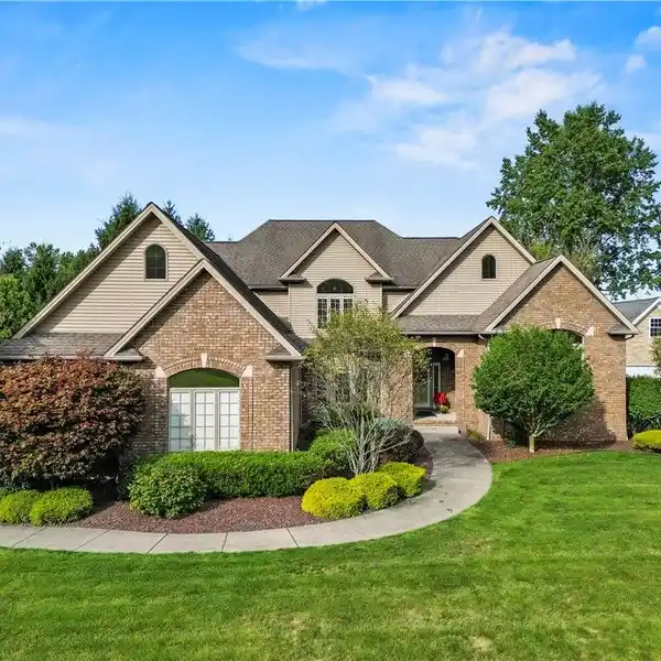 LUXURIOUS CUSTOM-BUILT HOME IN CANTERBURY CREEK