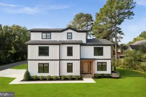 Stylish New Build with Sunset View Decks