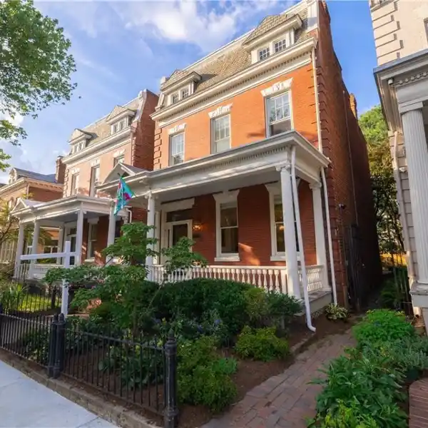 STATELY RESIDENCE IN RICHMOND