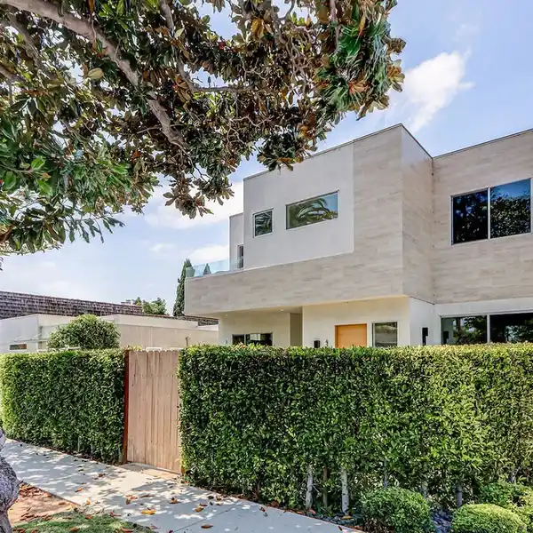 CONTEMPORARY LUXURY WITH MINIMALIST ELEGANCE