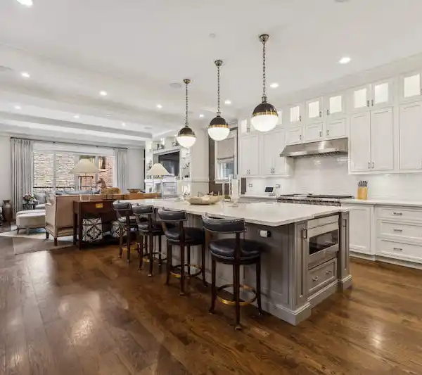 MAGNIFICENT RESIDENCE ON AN EXPANSIVE LOT