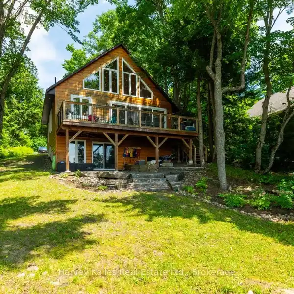 MAGNIFICENT & COMPLETELY TURNKEY UPPER LAKE MUSKOKA FAMILY COTTAGE