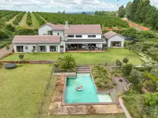 Spacious Family Retreat on Lake Longmere