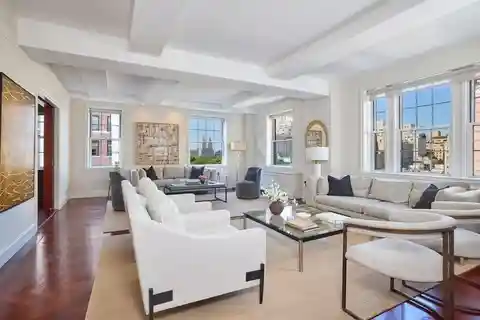 Gracious Residence in the Prestigious Hampton House