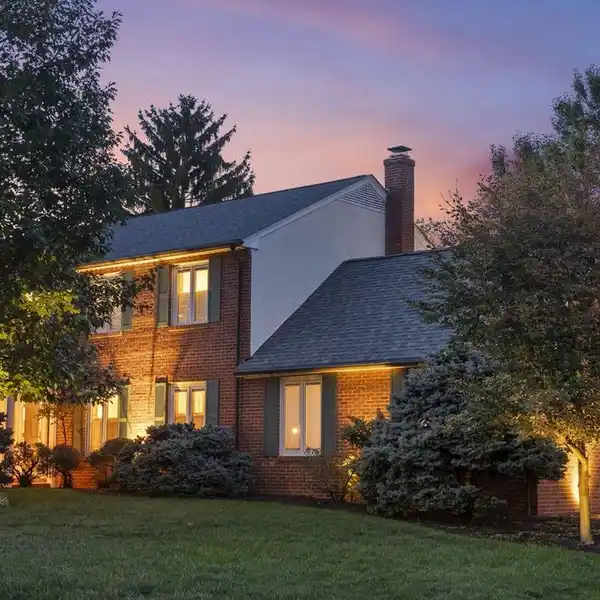 TIMELESS ELEGANCE ON SPACIOUS CORNER