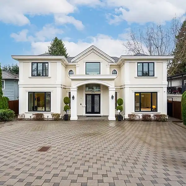 STRIKING LUXURY HOME