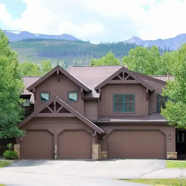 BEAUTIFULLY APPOINTED TOWNHOME IN A PRIVATE SETTING