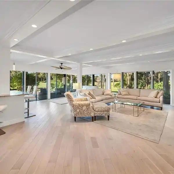 ELEGANT AND CONTEMPORARY HOME