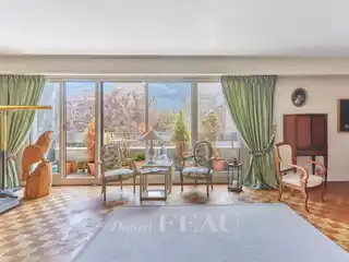 Garden-View Apartment in a Luxurious Newer Building