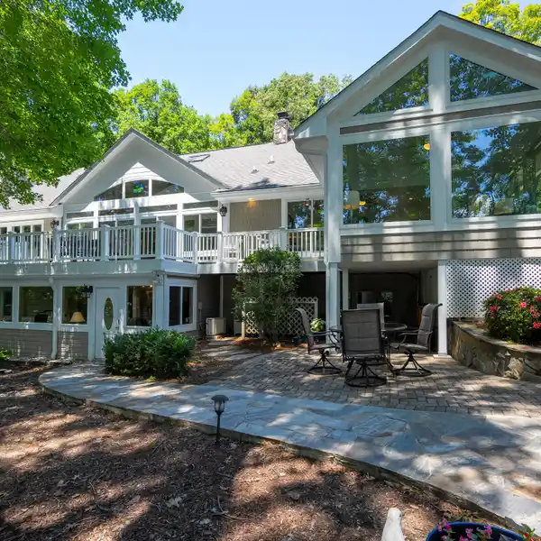 300 FEET OF PROTECTED LAKE KEOWEE SHORELINE