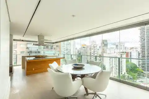 Expansive Full-Floor Apartment