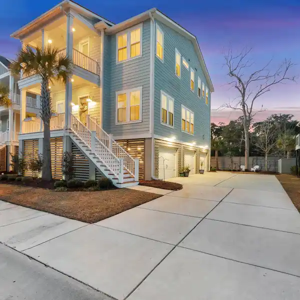 ELEVATED CHARLESTON SINGLE STYLE HOME