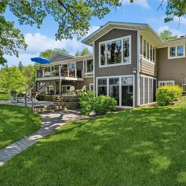 LAKESIDE LUXURY ON A BEAUTIFUL ACRE
