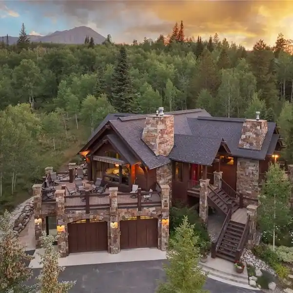 LUXURIOUS AND FUNCTIONAL MOUNTAIN LIVING
