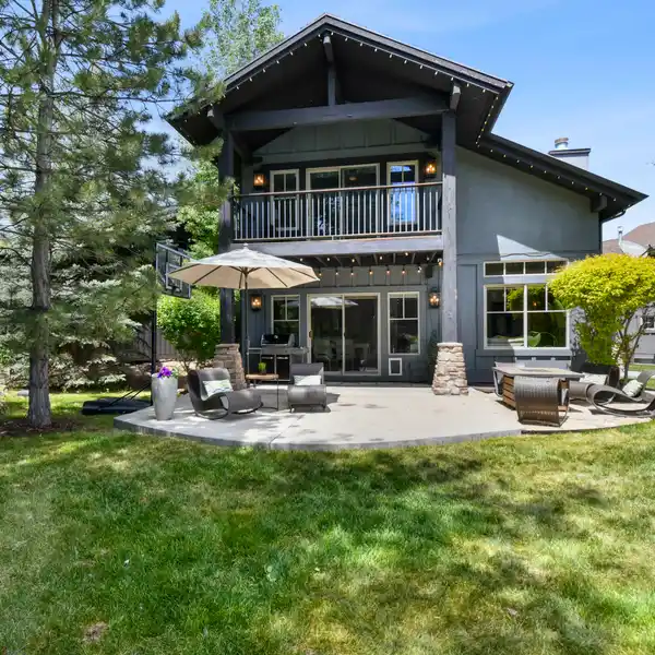 MOUNTAIN CONTEMPORARY HOME WITH EXCELLENT VIEWS
