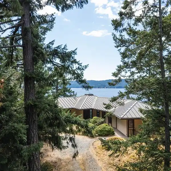 ARCHITECT-DESIGNED OCEANFRONT HOME